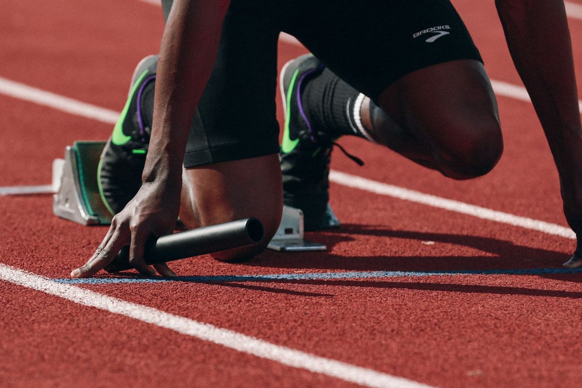 Sprinterin im Startblock auf der Tartanbahn