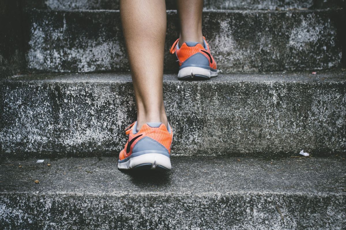 Laufschuhe auf einer Steintreppe